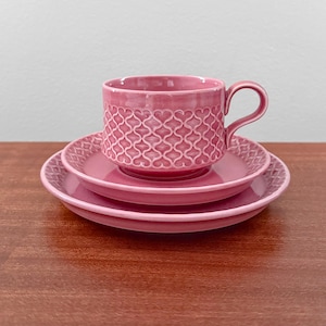 Bing & Grøndahl Cordial Palet. Rare pink tea cup trio set with cake plate. Designed by Jens Harald Quistgaard, Denmark 1960s.