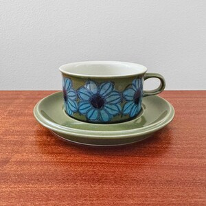 Arabia HLA. Seltene Grüntee Tasse mit Untertasse. Entworfen von Hilkka-Liisa Ahola, Finnland 1960er Jahre.