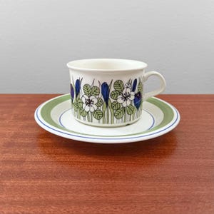 Arabia Krokus. Rare coloured tea cup with saucer. Designed by Esteri Tomula, Finland 1970s.