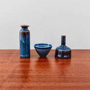 Rörstrand. Raras miniaturas de gres en esmalte azul. Diseñado por Carl-Harry Stålhane, Suecia, años 50.