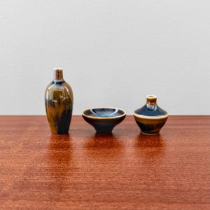 Rörstrand. Miniaturas excepcionales de gres esmaltado en marrón y negro. Diseñadas por Carl-Harry Stålhane, Suecia, década de 1950.