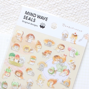 Puede incluir: Una hoja de pegatinas Mind Wave Seals con diseños originales de gatos pequeños vestidos con varios disfraces de comida, incluyendo pan, frutas y verduras. El texto del encabezado dice Mind Wave Seals Original designs Okaburineko.
