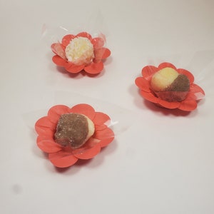 25 Dainty Flower Shaped Truffle Holders - Forminhas de Brigadeiro