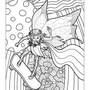 Puede incluir: Un dibujo en blanco y negro de una hada montando un monopat&iacute;n. El hada tiene alas, una corona de flores y lleva un vestido. El fondo es un dise&ntilde;o caprichoso con flores y remolinos.
