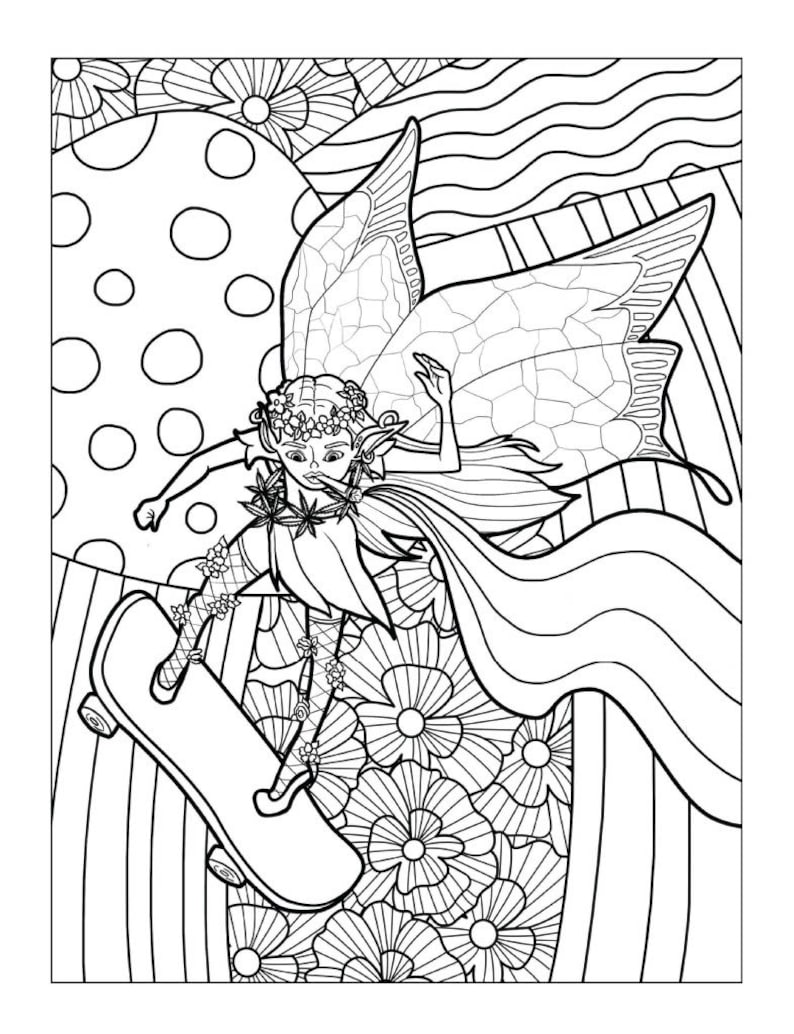 Puede incluir: Un dibujo en blanco y negro de una hada montando un monopat&iacute;n. El hada tiene alas, una corona de flores y lleva un vestido. El fondo es un dise&ntilde;o caprichoso con flores y remolinos.