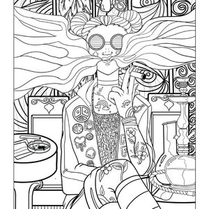 Puede incluir: Una ilustraci&oacute;n en blanco y negro de una persona con el pelo largo que lleva gafas de sol, una chaqueta con parches y pantalones con dise&ntilde;os florales. La persona est&aacute; sentada en una silla y sostiene un cigarrillo en la mano. Hay una pipa de agua en el fondo.