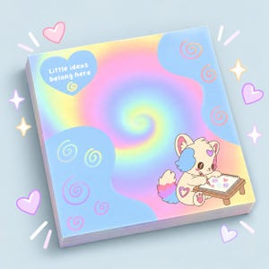 Puede incluir: Un bloc de notas cuadrado con fondo arcoíris tie-dye, formas azules abstractas y espirales rosas. Un corazón azul contiene el texto Little ideas belong here. Una criatura de dibujos animados dibuja en un cuaderno pequeño.