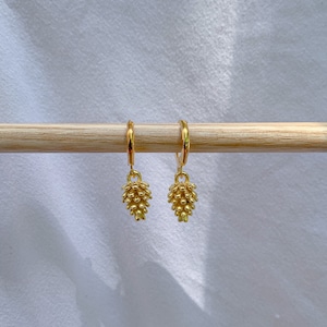 Pendientes de piña dorada / pendientes de palanca huggie bañados en oro / lindo par de pendientes huggie de aro delicado