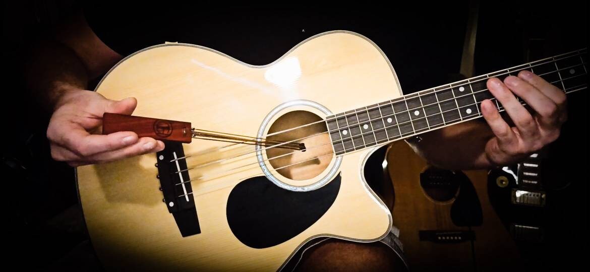 Archet de guitare acoustique par Guitar Hu. Faites sonner une