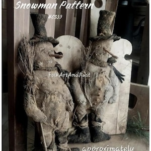 Op de afbeelding: Twee rustieke sneeuwpopfiguren, ongeveer 33 cm x 15 cm, met hoge hoeden, wortelneuzen en takkenbezems. De tekst "Classic Primitive Snowman Pattern" en "Folk Art And Rust" zijn zichtbaar. De sneeuwpoppen zijn gemaakt van jute-achtig materiaal.
