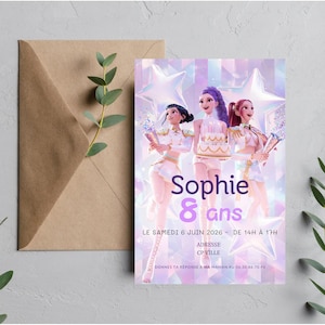 Peut inclure: Une invitation d'anniversaire avec trois filles de dessins animés en tenues blanches et dorées, tenant un gâteau. L'invitation indique "Sophie 8 ans" en violet. La date et l'heure de la fête sont également affichées.