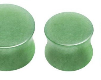Puede incluir: Conjunto de tres medidores de oreja de piedra de jade verde. Los medidores son de diferentes tamaños y tienen un acabado liso y pulido.