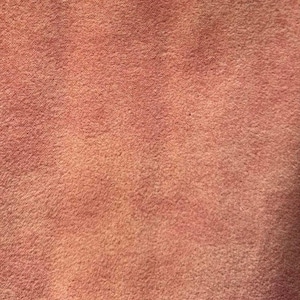 Op de afbeelding: Een witte keramische mok met een zwart handvat en de tekst "But First, Coffee" in een zwarte, vette letter. De mok staat op een wit oppervlak.