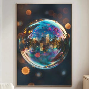 Puede incluir: Una impresión artística enmarcada que presenta una gran burbuja iridiscente con un paisaje urbano reflejado en su interior. La burbuja es el punto focal, rodeada de luces bokeh circulares borrosas en tonos naranja y dorado sobre un fondo oscuro. La obra evoca asombro.