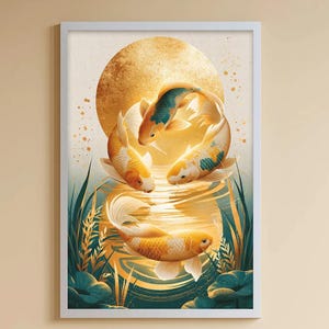 Könnte beinhalten: Ein gerahmter Wandkunstdruck mit drei Koi-Fischen, die in einer kreisförmigen Bewegung vor einem großen, leuchtend goldenen Mond schwimmen. Die Fische haben orangefarbene, weiße und blaugrüne Schuppen. Dunkelblaue Wasserpflanzen und Seerosenblätter rahmen den unteren Bereich ein.