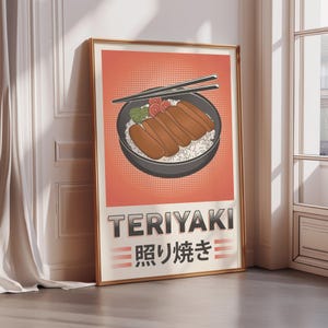 Puede incluir: Un póster enmarcado con una ilustración estilo pop-art de un tazón de pollo teriyaki sobre arroz blanco con palillos. El fondo es un patrón de puntos rojo coral. El texto TERIYAKI y los caracteres japoneses 照り焼き están impresos debajo.