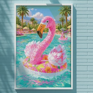Op de afbeelding: Een ingelijste print van een zwembadscène met een grote roze flamingo zwemband. De flamingo heeft een lange nek en een oranje snavel. Het zwembad is omgeven door palmbomen en ligstoelen.