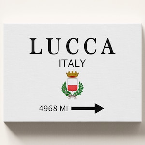 Stampa moderna di Lucca, Italia. Poster con cartello di chilometraggio. Regalo di viaggio, arte murale della distanza, tela avvolta - pronta da appendere