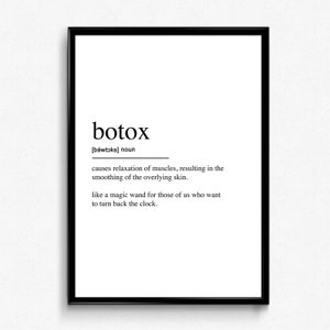 Könnte beinhalten: Schwarz-weiß druckbarer Kunstdruck mit der Definition des Wortes "Botox" in einem einfachen, minimalistischen Stil. Die Definition lautet: "[béwtoks] Substantiv bewirkt eine Entspannung der Muskeln, was zu einer Glättung der darüber liegenden Haut führt. wie ein Zauberstab für diejenigen unter uns, die die Zeit zurückdrehen wollen."