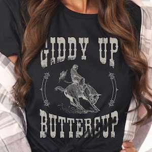 Giddy Up Buttercup Western Grafik T-Shirt Pferd Bucking Bronco Shirt Rodeo TShirt Cowboy Shirt Country Music Outfit Nashville Shirt