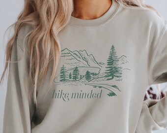 Koszula Hike Minded Graphic Crewneck Retro Nature Granola Girl Hiking Shirt Wilderness Forestcore Camping Shirt National Park Sweatshirt