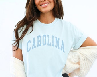 Pastel lichtblauw Carolina Comfort Colors Tee Preppy Stuff N Carolina Shirt University Gift College Apparel Varsity Shirt NC Crewneck