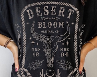 Desert Bloom Western Graphic Tee Camisa de flores salvajes Camisa de cráneo de toro Camisa vintage inspirada en el suroeste Camisa de música country de gran tamaño desgastada