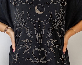 Camiseta gráfica occidental apenada Cráneo de toro Cráneo de vaca Arte de línea Diseño de tatuaje Camiseta Sudoeste Vintage Camiseta Retro Vaquera Pin Up Estética