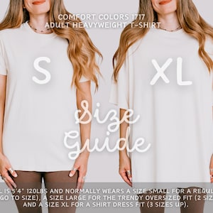 Op de afbeelding: Twee vrouwen dragen cr&egrave;mekleurige Comfort Colors 1717 heavyweight t-shirts voor volwassenen. De maten S en XL worden weergegeven. De tekst "Size Guide" is ook zichtbaar. Het model is 162.5cm lang en weegt 54.4kg en draagt normaal maat S voor een normale pasvorm.
