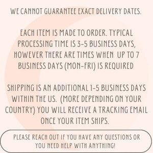 Op de afbeelding: Tekst op een roze achtergrond met de kop "SHIPPING INFO". De tekst legt uit dat elk item op bestelling wordt gemaakt en de typische verwerkingstijd 3-5 werkdagen is. Er wordt ook vermeld dat verzending nog eens 1-5 werkdagen duurt binnen de VS. De tekst eindigt met "Holding Hearts Co."