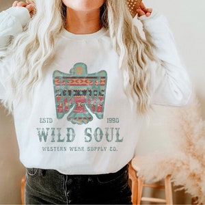 Wild Soul Western Wear Sweatshirt med sliten vintageinspirerad aztekisk sydvästskjorta Thunderbird Crewneck-skjorta med ökenvibbar och westerngrafik White