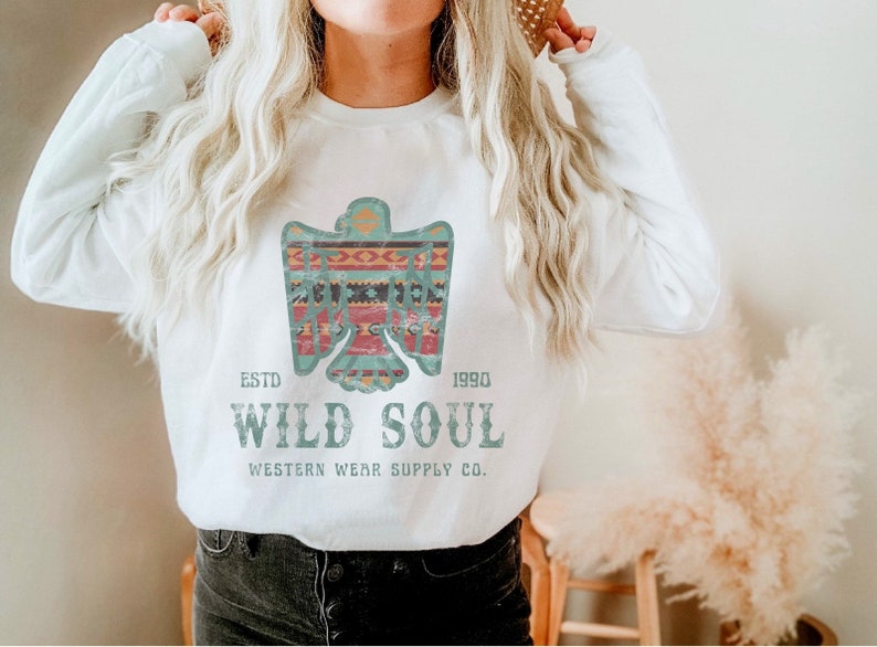 Wild Soul Western Wear Sweatshirt med sliten vintageinspirerad aztekisk sydvästskjorta Thunderbird Crewneck-skjorta med ökenvibbar och westerngrafik White