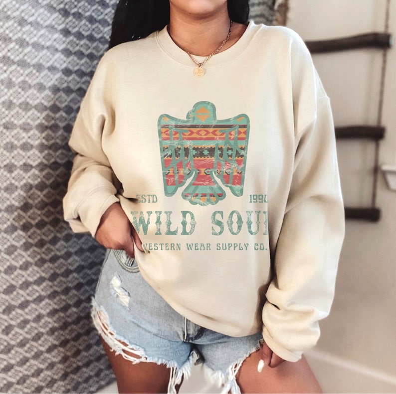 Wild Soul Western Wear Sweatshirt med sliten vintageinspirerad aztekisk sydvästskjorta Thunderbird Crewneck-skjorta med ökenvibbar och westerngrafik Sand
