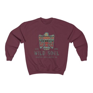 Wild Soul Western Wear Sweatshirt med sliten vintageinspirerad aztekisk sydvästskjorta Thunderbird Crewneck-skjorta med ökenvibbar och westerngrafik Maroon