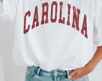 Maglietta grafica Carolina, look vintage, girocollo Carolina, maglietta preppy varsity Carolina, maglietta South Carolina