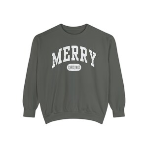 Comfort Colors© Vrolijk kerstsweatshirt Vintage look Verontruste blokletter Preppy Kerstmis Zeer vrolijke collegiale kerstman met ronde hals afbeelding 6