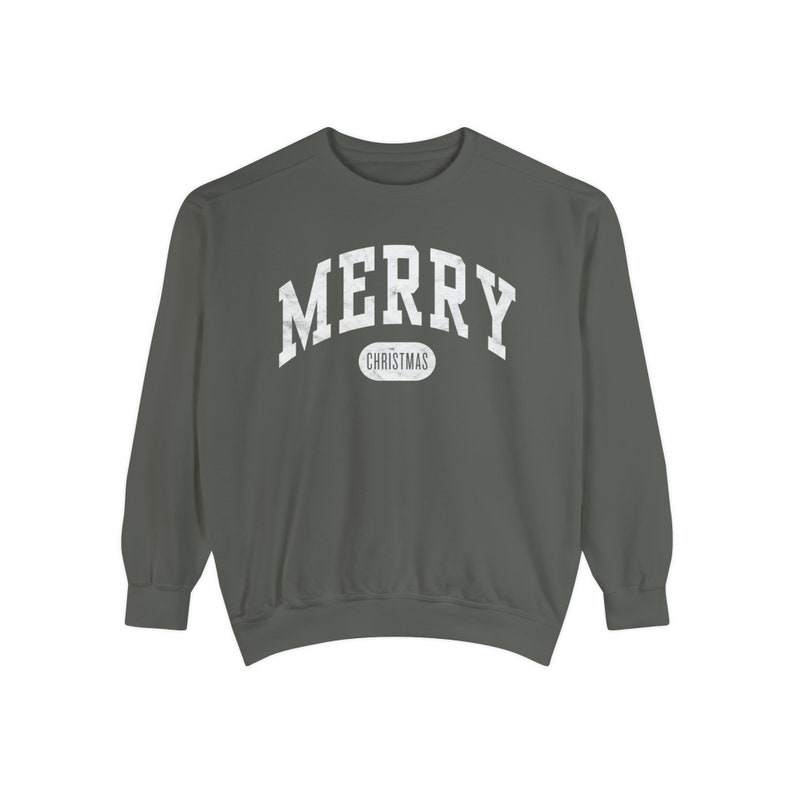 Comfort Colors© Vrolijk kerstsweatshirt Vintage look Verontruste blokletter Preppy Kerstmis Zeer vrolijke collegiale kerstman met ronde hals afbeelding 6