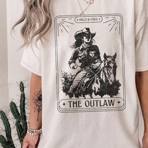 Outlaw Woman Western Graphic Tee Retro Tarot Card Wild en gratis Vintage Look Country Music Ranch Life Western Show Nashville Cowgirl TShirt