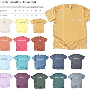 Op de afbeelding: Een maattabel voor unisex T-shirts in verschillende kleuren, waaronder ivoor, banaan, mosterd, terracotta, watermeloen, yam, chambray, zeeschuim, spijkerbroek, denim, peper, orchidee, bes, mos, blauwspar en grijs. De tabel toont de lichaamslengte en -breedte in inches voor maten S tot en met 4XL.