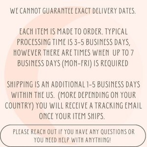 Puede incluir: Gr&aacute;fico de texto con las palabras "SHIPPING INFO" en una fuente marr&oacute;n claro. El texto "WE CANNOT GUARANTEE EXACT DELIVERY DATES." est&aacute; debajo del encabezado. El texto "EACH ITEM IS MADE TO ORDER. TYPICAL PROCESSING TIME IS 3-5 BUSINESS DAYS, HOWEVER THERE ARE TIMES WHEN UP TO 7 BUSINESS DAYS (MON-FRI) IS REQUIRED" est&aacute; debajo de la primera l&iacute;nea de texto. El texto "SHIPPING IS AN ADDITIONAL 1-5 BUSINESS DAYS WITHIN THE US. (MORE DEPENDING ON YOUR COUNTRY) YOU WILL RECEIVE A TRACKING EMAIL ONCE YOUR ITEM SHIPS." est&aacute; debajo de la segunda l&iacute;nea de texto. El texto "PLEASE REACH OUT IF YOU HAVE ANY QUESTIONS OR YOU NEED HELP WITH ANYTHING!" est&aacute; debajo de la tercera l&iacute;nea de texto. El texto "Holding Hearts Co." est&aacute; debajo de la cuarta l&iacute;nea de texto.