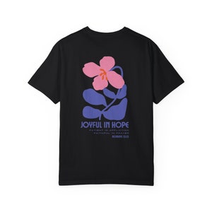 Blij in hoop christelijk grafisch T-shirt comfort kleuren Jezus shirt retro Boho bloemen christelijk T-shirt Wildflower shirt bijbelvers esthetiek afbeelding 6