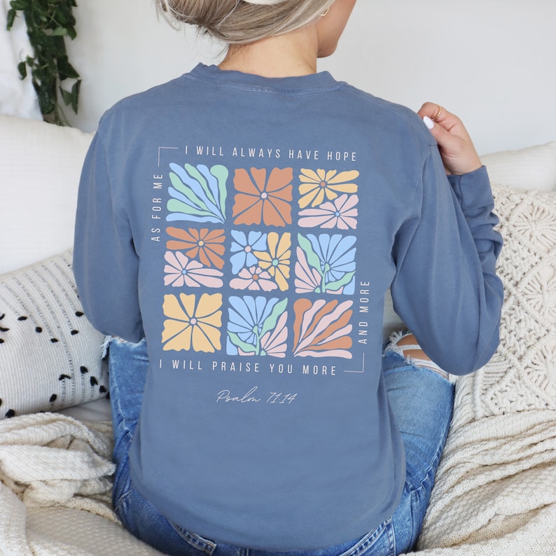 K&ouml;nnte beinhalten: Ein blaues Langarmshirt mit einem Blumendesign und dem Text "Ich werde immer Hoffnung haben, denn f&uuml;r mich und mehr werde ich dich mehr preisen Psalm 71:14".