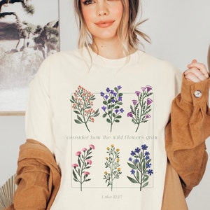 Overweeg hoe de wilde bloemen groeien Bijbelvers TShirt Christian Merch gemaakt om Jezus te aanbidden Shirt Faith Based Tee Luke 12 27 Wildflower Tee