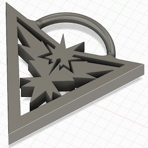 Puede incluir: Un triángulo de metal gris con un diseño de estrella y un anillo en la parte superior. El triángulo está recortado y la estrella está en relieve.