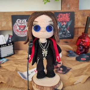 Tutorial: The Mad Man Amigurumi Crochet Pattern + Bonus Bat – PDF Tutorial of the Rock Legend – Digital PDF Download