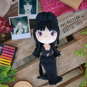 Haakpatroon Elvira, Gotische Diva Amigurumi Pop, Mistress of the Dark Halloween Decoratie