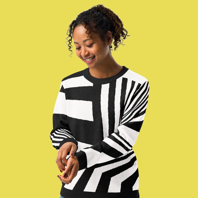 K&ouml;nnte beinhalten: Schwarz-wei&szlig;er Pullover mit geometrischem Muster. Das Design zeigt gro&szlig;e rechteckige und gestreifte Elemente. Der lang&auml;rmlige Pullover ist aus weichem Material gefertigt und eignet sich f&uuml;r Freizeitkleidung. Ein vielseitiges Kleidungsst&uuml;ck.