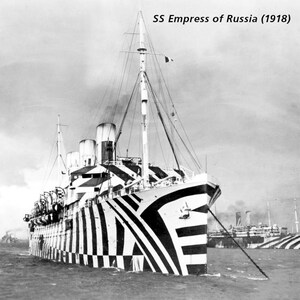 K&ouml;nnte beinhalten: Schwarz-Wei&szlig;-Foto der SS Empress of Russia (1918). Das Schiff ist mit einem auff&auml;lligen, geometrischen Tarnmuster bemalt. Der Text "SS Empress of Russia (1918)" ist in der oberen rechten Ecke sichtbar.