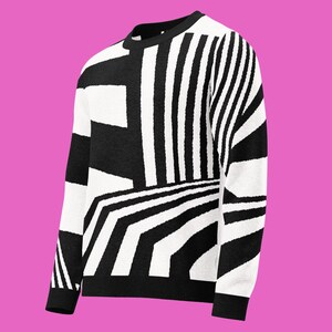 K&ouml;nnte beinhalten: Ein Pullover mit schwarzem und wei&szlig;em Muster und Rundhalsausschnitt. Das Design zeigt kr&auml;ftige geometrische Formen und Streifen. Der Pullover ist aus einem weichen Material und f&uuml;r Freizeitkleidung geeignet.