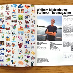 Puede incluir: Una portada de revista con una ilustraci&oacute;n de dibujos animados de un hombre con un sombrero rojo y una camisa azul. La revista se titula "Stolker.nl, het magazine" y presenta una foto del ilustrador, Henk Stolker, de pie junto a un lago. El texto de la portada describe la revista como una nueva publicaci&oacute;n con 30 ilustraciones por n&uacute;mero.